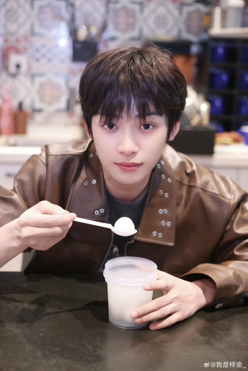 아 뒷골땡긴다 징챠루🌽👬🌽
저너녕씨 너무 내츄럴하구 좋다...
킁킁👃 목덜미에 코박으면 본인향취 가득 베어있을듯

                                               👇그런 목덜미
                                                    코박을 사람🎀