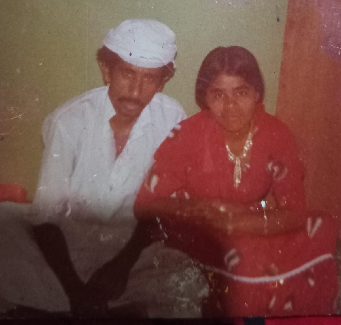 تصویر میں نظر آنے والی خاتون کا نام امونونا ہے(دوسرا نام عاصمیہ ہے)۔ 
امونونا کا تعلق سری لنکا سے تھا۔ بیس سال کی عمر میں سال 1975 کو سری لنکا سے عرب امارات ملازمت کے لئے گئی۔
امارات میں دوران ملازمت امونونا کا ایک پاکستانی شخص سے دوستی ہوئی اور دوستی شادی میں بدل گئی۔
شادی کے