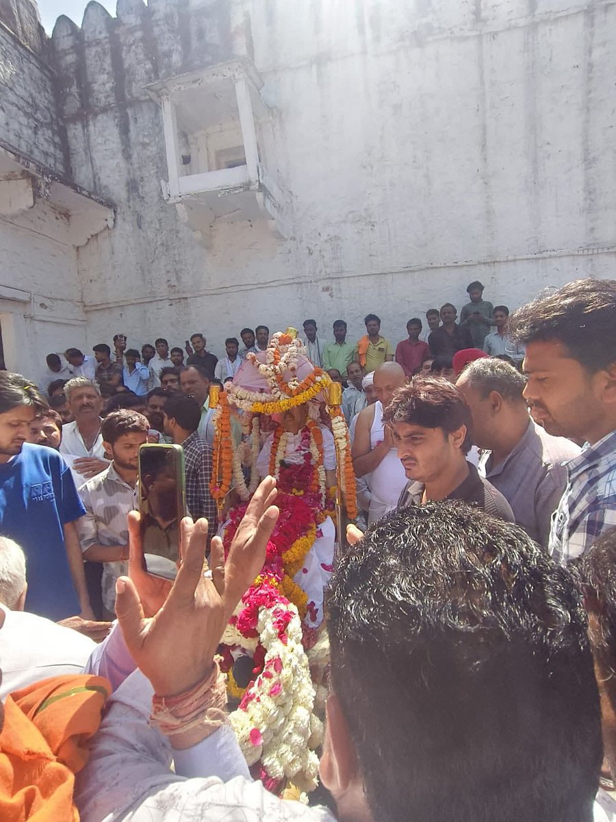 महुअन, जिला अशोकनगर में पूर्व विधायक चंदेरी स्वर्गीय श्री राव राजकुमार सिंह यादव जी के दाह संस्कार में शामिल होकर उन्हें भावभीनी श्रद्धांजलि अर्पित की।
ईश्वर दिवंगत आत्मा को अपने श्रीचरणों में स्थान प्रदान करें एवं शोकाकुल परिवार को इस अपार दुःख को सहन करने की शक्ति दें।
ॐ शांति