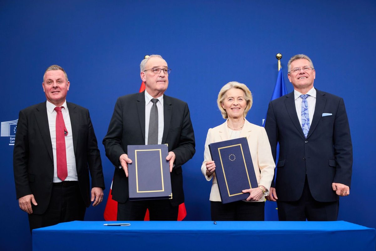 Leider wurde Parmelin vom Gesamtbundesrat gezwungen, diesen #Unterwerfungsvertrag zu unterschreiben. Deshalb sieht er nicht so glücklich aus. Die #EU hingegen freut sich (zu früh), die #Schweiz als Vasallenstaat zu haben. Aber das Volk wird sowieso die Bilateralen III versenken!