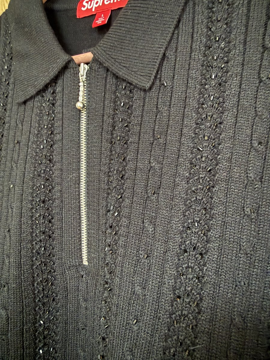 Supreme_X_Gratz's tweet image. Beaded Zip S/S Polo Sweater
Color:Black
Size:L
Price:¥26,400
思ったよりビーズのギラギラ感は控えめ。着れる季節は限られるけど、末長く使えるシンプルSupremeだと思いますわ、はい✨
#Supreme
#2026SS
#week1