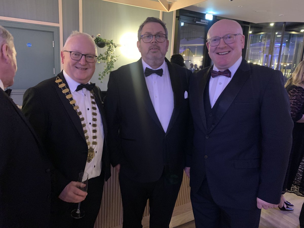 Submit.com tweet media