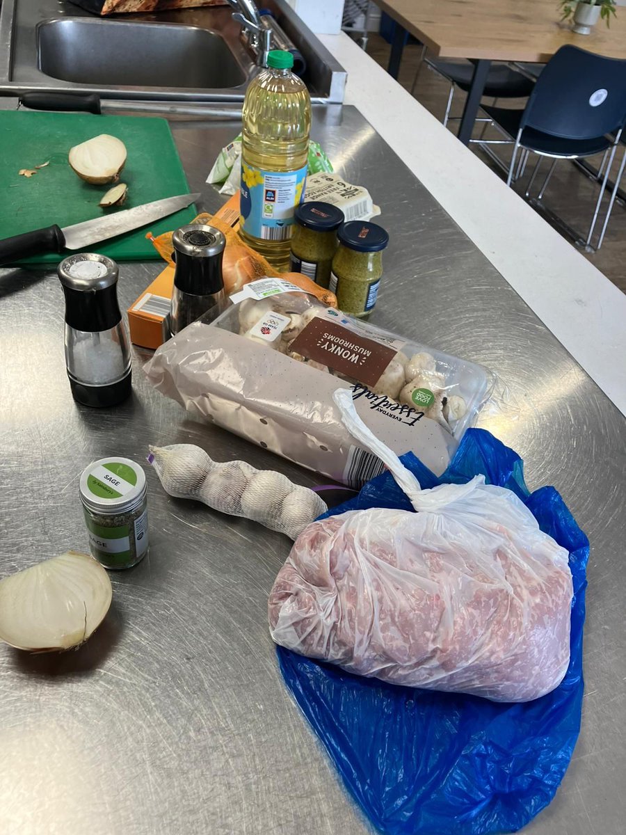 RRR_LUF's tweet image. One Pot Cooking 🍲🔥

Another great session with Roots Community’s One Pot Cooking group. Lots of chopping, stirring, learning new skills and sharing food together. Simple ingredients, great teamwork, and plenty of laughter along the way.

#RootsCommunity #RedRoseRecovery