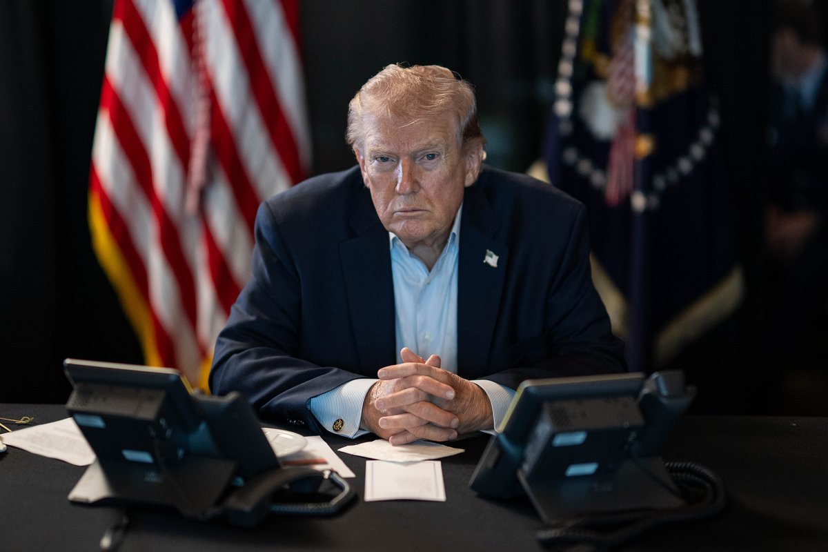 StrategickeM's tweet photo. „Španělsko. Krásná země. Úžasná země. Neuvěřitelná historie, neuvěřitelní lidé. Skvělé golfové hřiště, mimochodem... jedny z nejkrásnějších hřišť na světě. A já jsem je viděl všechny. Ale právě teď, pod vedením Pedra Sáncheze... socialisty, mimochodem. Lidé to nevědí. Je to skutečný socialista. Předseda Socialistické dělnické strany. Tak se skutečně jmenuje. Socialistická dělnická strana. Zní to jako něco ze Sovětského svazu. A v podstatě to tak je. A pod vedením tohoto muže je Španělsko upadající národ. Úplně upadající. A lidé to vědí. Všichni to vědí.

Protože to je to, co socialismus dělá. Pokaždé. Naprosto pokaždé. Podívejte se na Venezuelu... zničená. Kubu... zničená. Argentina byla zničená, dokud nepřišel Milei a neudělal fantastickou práci, úžasnou práci, když to všechno odstranil. A teď Španělsko. Jdou po stejné cestě. Po úplně stejné cestě. A nikdo z falešných zpráv o tom nechce mluvit, protože milují socialismus. Myslí si, že je to úžasné. Není to úžasné. Je to katastrofa. Vždycky byla a vždycky bude.

Chráníme Španělsko. Poskytujeme bezpečnost. Dáváme jim deštník... velký, krásný jaderný deštník... a oni se na nás upřímně spoléhají, pokud jde o jejich samotnou existenci. Bez nás nemají nic. A na summitu NATO jsme velmi jasně a velmi důrazně řekli: „Musíte platit 5 %.“ Což je stále nic ve srovnání s tím, co utrácíme my. Vlastně mnohem méně než nic. Trilióny a trilióny dolarů utrácíme za to, abychom udrželi svět v bezpečí. A Pedro Sánchez říká ne. Říká 2,1 %. A když říkám 2,1 %, ve skutečnosti je to méně než 2,1 %, pokud se podíváte na skutečná čísla. Mnohem méně. Řekl světu... a zamyslete se nad tím... řekl, že platit za vlastní obranu by zničilo jeho sociální stát. Zamyslete se nad tím. Zamyslete se nad tím na chvíli. On to vlastně přiznal! Vyslovil nahlas to, co se obvykle zamlčuje. Platíme za jejich armádu, aby mohli rozdávat všechno zdarma. Zdravotní péči zdarma, vysokou školu zdarma, tohle zdarma, tamto zdarma. Celý socialistický sen... placený americkými daňovými poplatníky. Naši tvrdě pracující lidé dotují evropský socialismus. A socialisté tam se tomu smějí. Myslí si, že jsme úplně hloupí. My už ale hloupí nejsme.

A pak je tu situace v Íránu. Írán. Teroristický stát. Hrozný, hrozný režim. A mimochodem, také socialistický. Lidé na to zapomínají. Ajatolláhovci a socialisté... vždy se spojí. Vždy. Stejní lidé. Takže máme společnou operaci. Vysoce utajenou, krásnou operaci. Asi bych o tom neměl mluvit, ale udělám to. Naši neuvěřitelní piloti... a to jsou nejlepší piloti na světě, nikdo se jim nevyrovná... sedí na letišti v námořní základně Rota ve Španělsku. Motory běží. Palivo je natankováno. Jsou připraveni vyrazit. Připraveni chránit civilizaci, v podstatě. A Pedro Sánchez zavolá a řekne: „Nemůžete letět.“ Blokuje letadla! Naše letadla! Uvalí embargo na palivo. Piloti... stateční, neuvěřitelní mladí muži a ženy... musí vypnout motory, sbalit všechno a letět až do Německa, jen aby mohli dělat svou práci. Jen aby mohli dělat to, k čemu byli vycvičeni. Proč? Protože Pedro chtěl zachránit ajatolláhy. Socialisté chrání socialisty. To je to, co dělají. Drží při sobě. A mimochodem, nejvyšší vůdce... už není tak nejvyšší, že? Není tak nejvyšší. Zemřel jako pes. Úplný zbabělec. Nebyl jsem si jistý, jestli to mám říct... ale je to pravda. Je mrtvý. A Pedro se ho snažil chránit. Snažil se ho krýt. Je to ostuda. Opravdu je. Úplná, naprostá ostuda.

Zahraniční vůdci... a neřeknu vám kdo, to nikdy nedělám... . mi volali. Největší vůdci světa. Velmi mocní lidé. A říkají: „Pane, co se to děje se Španělskem? Socialisté všechno ničí.“ Nemohou tomu uvěřit. Nikdo tomu nemůže uvěřit. Tak ho odsunuli na vedlejší kolej. Úplně odsunuli. Vyhodili Sáncheze přímo z Washington Group. Prostě ho vyhodili. „Vypadni.“ Pryč. Nikdy jsem nic takového neviděl. Nikdo.

Protože zatímco on podkopává naši bezpečnost... západní bezpečnost, která je zdaleka nejsilnějším bezpečnostním aparátem v historii světa... on pobíhá kolem a uzavírá dohody s Čínou. Komunistickou Čínou. Hrozné dohody. Protože to jsou ti, s nimiž se socialisté spojují. Nespojují se s námi. Nejsou s námi zajedno. Nejsou zajedno se svobodou. Jsou zajedno s komunisty a diktátory. A on chránil Madura! Socialistického diktátora Venezuely. Pedro ho miloval. Samozřejmě, že ano. Stejná ideologie. Stejný scénář. Maduro zničil nejbohatší zemi Jižní Ameriky... nejbohatší!... socialismem. Proměnil ji v peklo. Lidé jedli z popelnic. A Pedro se na to podíval a řekl: „To je můj člověk.“ Chránil ho. Kryl ho.

Nebo alespoň dočasně chránil. Dokud jsme nezasáhli. Uprostřed noci. V naprosté tmě. Vrtulníky přistály v prudkém úhlu... velké, výkonné, krásné vrtulníky... bez světel, v naprostém tichu. Chlapi vtrhli dovnitř. Bum. Vytáhli ho přímo z postele. Maduro ani nevěděl, co se stalo. A teď sedí v chladné vězeňské cele v New Yorku. Přemýšlejte o tom. Hnije. V New Yorku. Pedro ho nemohl zachránit. Nikdo ho nemohl zachránit. Říkali, že to nejde. Většina to ani nezkusila. Ale my jsme to dokázali. Nádhera. O jednoho socialistického diktátora méně.

A zatímco Sánchez se předvádí na světové scéně a předstírá, že je důležitý, jeho vlastní vláda je zdaleka nejzkorumpovanější v historii Evropy. A není to tak vždycky se socialisty? Říkají vám, že jsou pro lidi... „pro dělníky“... a pak ukradnou všechno, co není přibité hřebíky. Případ Koldo... Obálky nacpané hotovostí. Desítky tisíc eur, prostě předané. 100 milionů, 200 milionů, 500 milionů eur.. pryč. Ukradených. Během pandemie, zatímco Španělé byli zavření ve svých domovech a žili ve strachu, tito socialisté kupovali luxusní nemovitosti. Žili jako králové. To je socialismus. Lidé trpí a vůdci zbohatnou. Pokaždé. Jeho vlastní žena, Begoña... vyšetřována. Jeho bratr... vyšetřován. Celá rodina! A co dělá Pedro? Snaží se zničit policii. Nasadil své politické gangstery... a to jsou oni, gangsteři... aby šli po protikorupčních prokurátorech. To socialisté dělají. Převzali instituce. Soudy, policii, média. To je jako v třetí světě. Třetí svět.

Nedokázal ani vyhrát vlastní volby. Zamyslete se nad tím. Španělé hlasovali a on prohrál. Co tedy udělal? Uzavřel dohodu... špinavou, odpornou dohodu... s katalánskými separatisty a komunisty. Skutečnými komunisty ve své koalici. Podemos. Lidé, kteří měli na stěnách fotky Che Guevary. Dal separatistům amnestii. Prostě roztrhal ústavu. Roztrhal ji na kusy. To si socialisté myslí o ústavách. Nic. Nic pro ně neznamenají. Pravidla jsou jen pro ostatní lidi. Promluvte si s tvrdě pracujícími podnikateli v Madridu, v Barceloně... s lidmi, kteří něco vybudovali, kteří riskovali, kteří vytvořili pracovní místa... a slzy jim tečou po tvářích. Dospělí muži pláčou. Říkají: „Naše země je rozdávána komunistům a zločincům.“ Protože socialisté trestají úspěch. Trestají lidi, kteří skutečně něco vytvářejí. Věřili byste tomu? Ti lidé jsou šílení.

A hranice. Konečně máme bezpečné hranice... zdaleka nejsilnější a nejbezpečnější v americké historii... ale Španělsko? Úplně otevřené. Úplně otevřené. Sánchez obešel svůj vlastní parlament... ani se nezeptal... a jedním tahem pera legalizoval 500 000 nelegálních migrantů. Prostě podepsal královský dekret. 500 000. Skutečné číslo? Pravděpodobně 800 000. Možná milion. Nikdo neví. A proč? Protože socialisté potřebují trvalou spodní vrstvu společnosti. Potřebují lidi závislé na vládě. Takhle celý podvod funguje. Přivedete je, dáte jim dávky, uděláte je závislými a oni pak volí více socialismus. Je to stroj. Kriminalita stoupá o 300 %, 400 %, 500 % a více. Skutečná nezaměstnanost je 14 %. Čtrnáct procent. V evropské zemi. Socialistický ráj! Tak tomu říkají.

A pokud si stěžujete... pokud se odvážíte říkat pravdu... Pedro vás chce umlčet. Chce vám zakázat sociální média. Protože to je další věc, která je na socialistech typická. Nenávidí svobodu slova. Bez svobody slova nemohou přežít. Jakmile se lidem umožní mluvit, jejich myšlenky se rozpadnou. Útočí na Elona Muska, který odvádí fantastickou práci, úžasnou práci při ochraně svobody slova pro celý svět. Pedro chce umlčet španělský lid, protože ví, že jím pohrdají. Ví to. Socialismus může přežít jen za cenzury.

Pedro Sánchez způsobil tento problém. On ho způsobil. Způsobil ho socialismus. Zradil své spojence. Zradil NATO. Upřímně řečeno, zradil celou západní civilizaci. A co je nejdůležitější, zradil úžasné, krásné a silné obyvatele Španělska... kteří, mimochodem, nejsou socialisté. Lidé nejsou socialisté. Jsou to pracovití, hrdí a svobodu milující lidé, kteří si zaslouží mnohem lepší život. Mnohem lepší. Socialismus musí skončit. A musí skončit hned.

Nemůžete vystavovat americké vojáky nebezpečí... naše úžasné muže a ženy, kteří jsou ochotni zemřít za vaši svobodu... a pak se schovávat za obchodní dohody, které jsme vám dali z dobroty našeho srdce. Pedro Sánchez uzemnil naše letadla. Ohrozil naše piloty. Postavil se na stranu nepřítele. A za to musí zaplatit. Velmi vysokou cenu. A bude zaplacena.