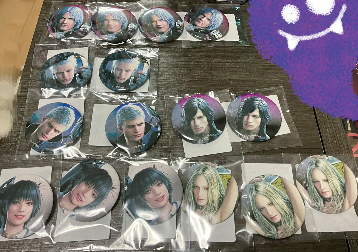 clear_newpomu's tweet photo. 私&amp;父から買い取った分の缶バ見てくれ。
ダンテ多くて嬉しいけど相変わらず兄負けてて🤭

保存用と観賞用分はあって安心
ただ兄が足りない。兄で痛バ作る夢消えた

閻魔刀はいっぱい来てくれたのにね https://t.co/YiZkWfiW8u