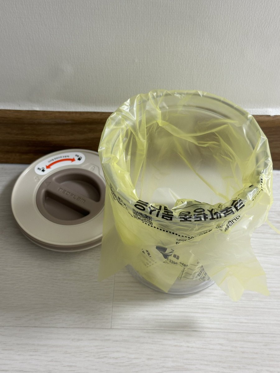 다이소에서 스마트씰 용기 삿는데 2L 음쓰 봉투에 딱 맞음!!! 밀폐돼서 냄새 방지도 돼 // 굿굿