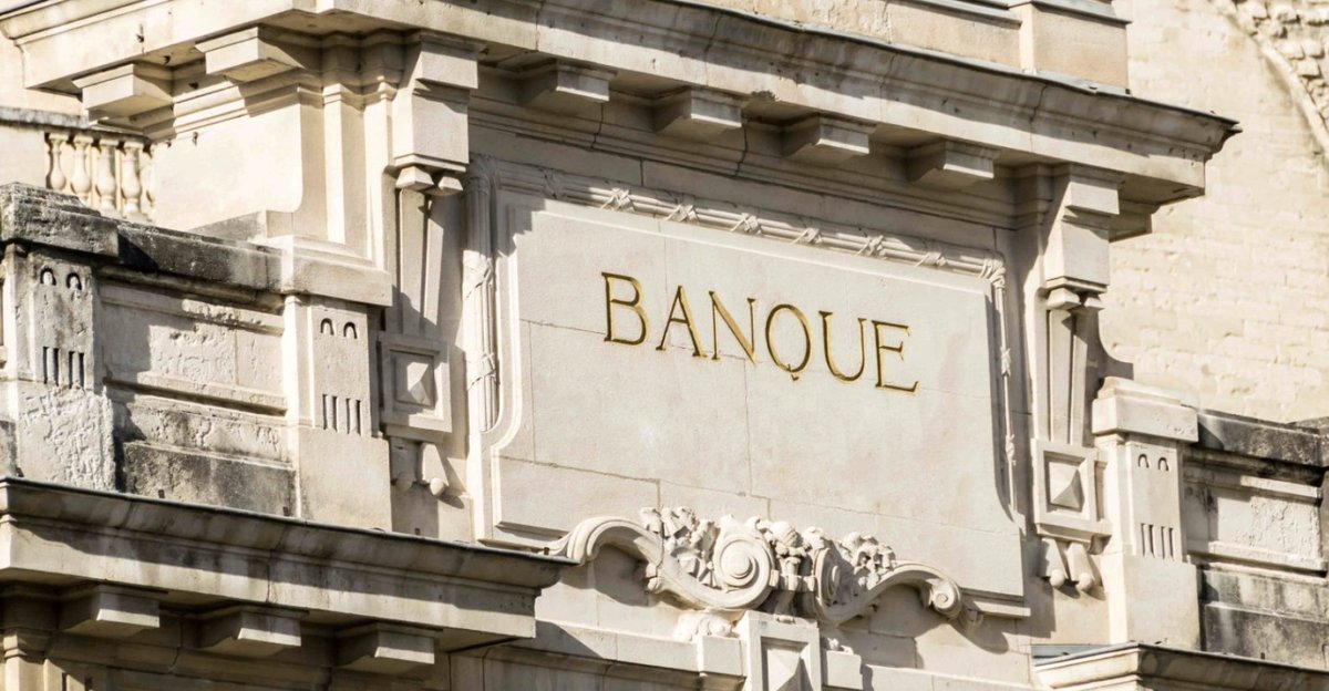 Alerte pouvoir d'achat 🚨

En novembre prochain, la loi va enfin encadrer les découverts bancaires de moins de 200€. Sur le papier, c'est une belle avancée de l'Union Européenne pour protéger les consommateurs. Mais attention au piège qui se referme sur les Français !

Si les
