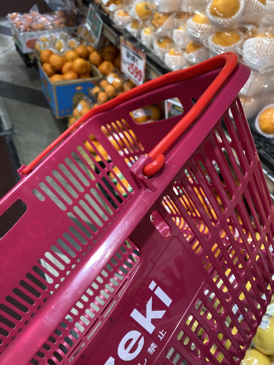 オオゼキ 八幡山店の買い物かごと、カートです。 どちらも大和産業製