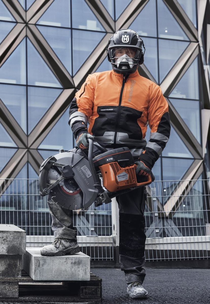 kohantoys's tweet photo. Husqvarna sacó un casco para obreros de la construcción.
SI, LEANLO DE NUEVO.

Incorpora una visera y protección auditiva abatibles, mas protección facial y de mentón extraíble. La idea es reducir la gravedad de las lesiones por contacto de herramientas de corte. https://t.co/x9p8655GDk