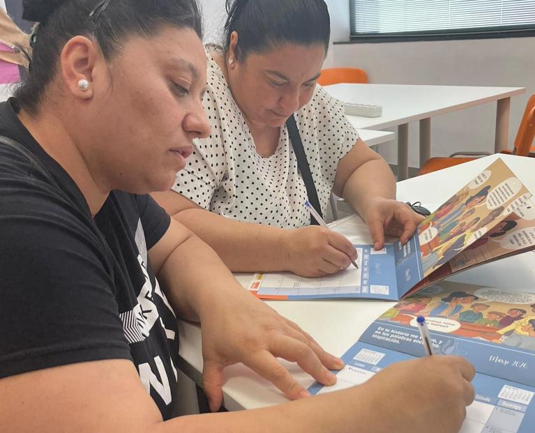 gitanos_org's tweet photo. Presentamos el Calendario Pedagógico 2025/2026, es una herramienta innovadora creada para fortalecer la participación de las familias #gitanas en la #educación de sus hijos e hijas. Un recurso para acompañar a los #CentrosEducativos y a las familias. https://t.co/Szk9gzUZR0 https://t.co/nGVHs3I2Wh
