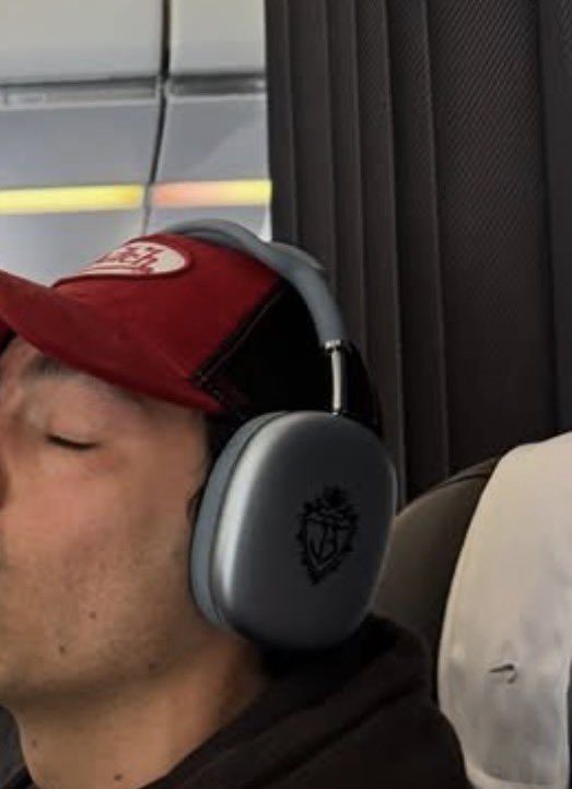 Brb voy a buscar esos stickers pa ponérselos a los headphones