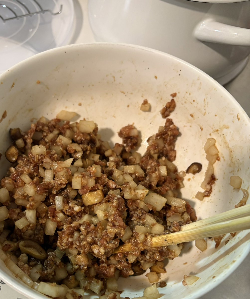 zenmebang's tweet photo. 元宵節なので浙江省西部で食べられている咸汤圆を作ってみました🧑‍🍳

餡は豚肉・大根の塩揉み・豆腐干　もちもち水餃子に近い感じ
浙江省では節句に限らず普段も食べるらしく、社食で提供されていた思い出の味です
#お家でガチ中華 https://t.co/vJiqfZsNYd