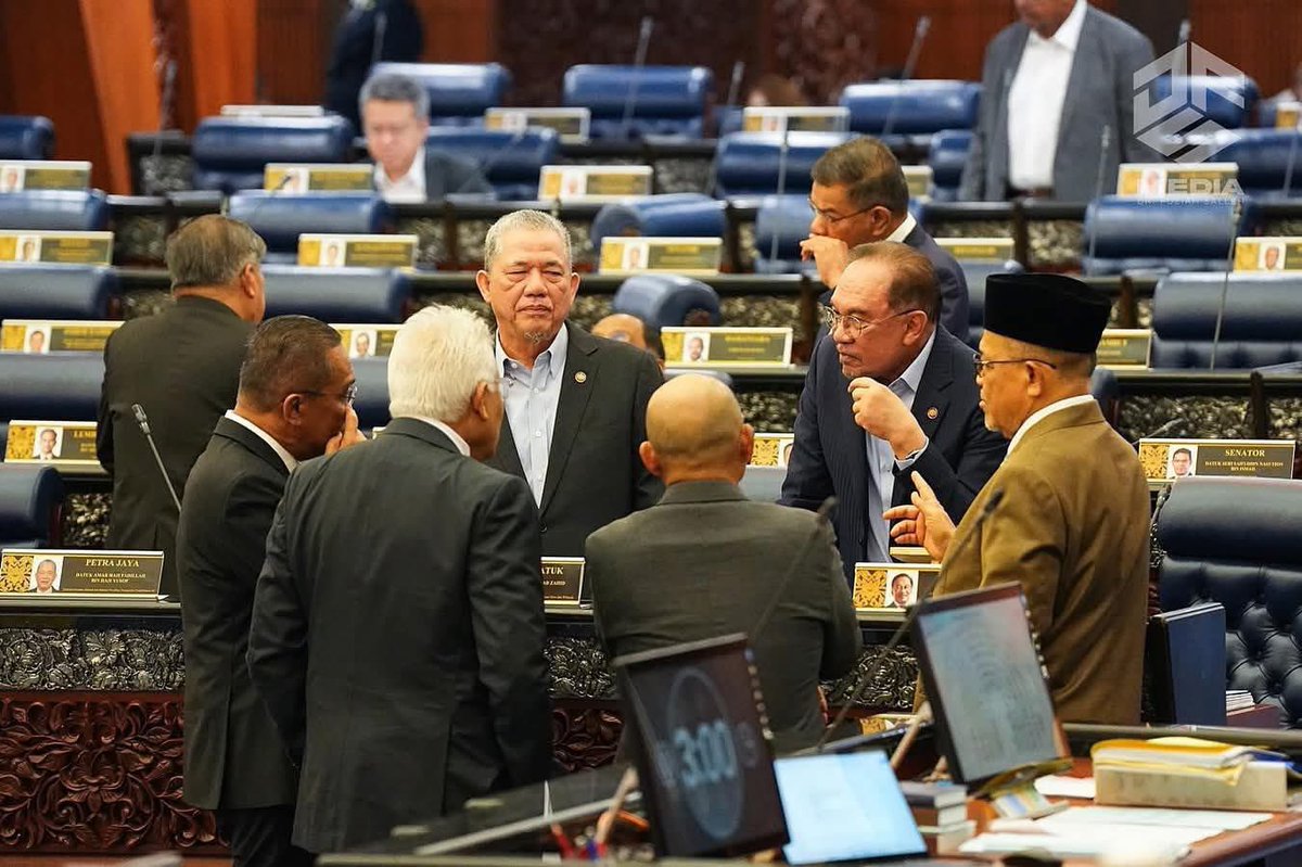lady_bugg11's tweet photo. Anwar - kenapa korang tak undi bagi aku PM 2 penggal saja?

Fadhilah - ye la kenapa korang tak setuju?

Ronald kiande - sebab kami syg PMx la! 

Hamzah - ye, siapa lagi nak jadi PM? mahiaddin? musuh nombor 1 aku!

Takiudin - takkan nak bagi samsuri kot?

Mat idan - we luv PMx we luv PMx!

😁😁