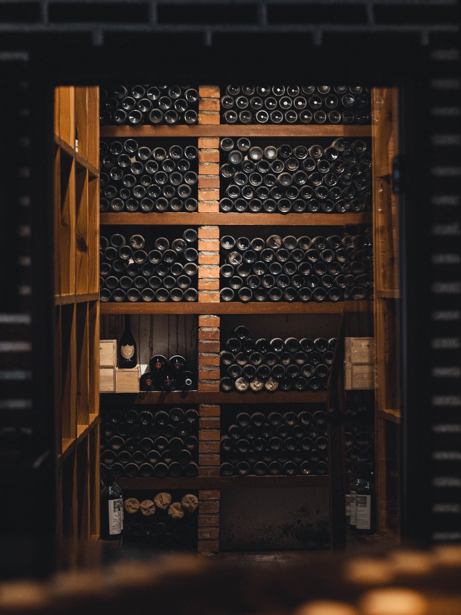 RteCasaPacheco's tweet photo. Nuestra bodega. Un lugar especial del restaurante donde el tiempo se detiene y reina la paz. El descanso perfecto que necesitan los mejores vinos.

#solguiarepsol ☀️ #casapacheco #elcampoesnuestradespensa https://t.co/uHZUyZEtUs