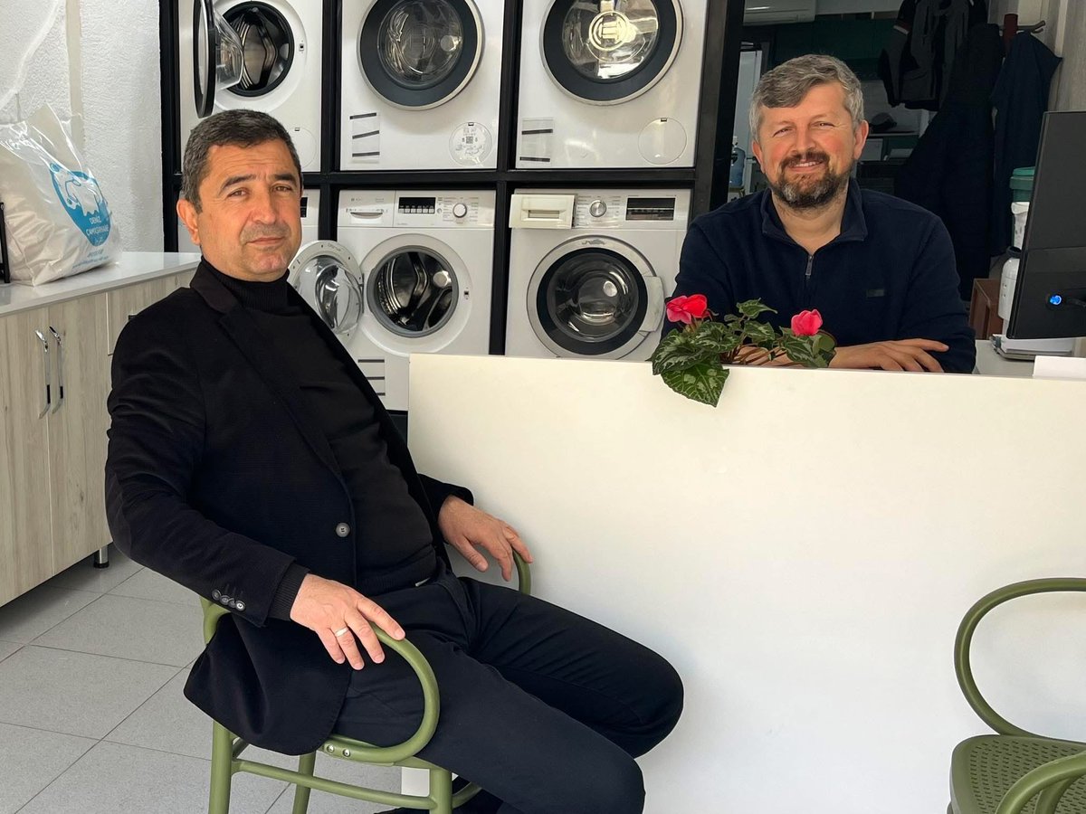 Deniz Çamaşırhane sahibi Hilmi Kocasarı’yı yeni açmış olduğu işyerinde ziyaret ederek hayırlı olsun dileklerimizi ilettik.