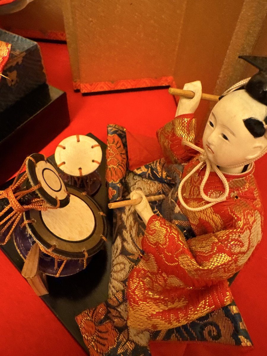 #ひな祭りの日 ひな人形、明日には片付けなきゃなんだよねー！勿体無いから片付ける前にリンゴリラやってみた！満足！
#フレットレスベース
#アルミホイル工芸
#自慢のドラムセット
#小さい頃には怒られた遊び
