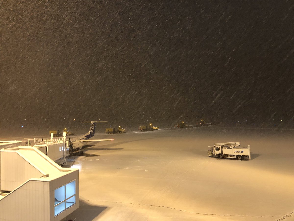 2011_fas's tweet photo. #福島空港 雪が降り続いています⛄️⛄️ https://t.co/F8g5dog6Pi