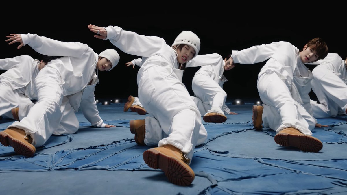 aprilblu3's tweet image. taira’s shots from the music video 🧎🏻‍♀️🧎🏻‍♀️

#TUNEXX #튜넥스
#TAIRA #타이라
#SET_BY_US_ONLY
#내가_살아있다는_증거