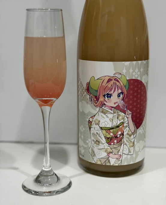 のた丸さんのお酒が届きました!! 桃の甘みがする!すごい! これならお酒に弱いわたしでも飲めます。 そのまま飲んでも美味しかったですが、嬉し過ぎてカクテルにしました #Bar96こげ