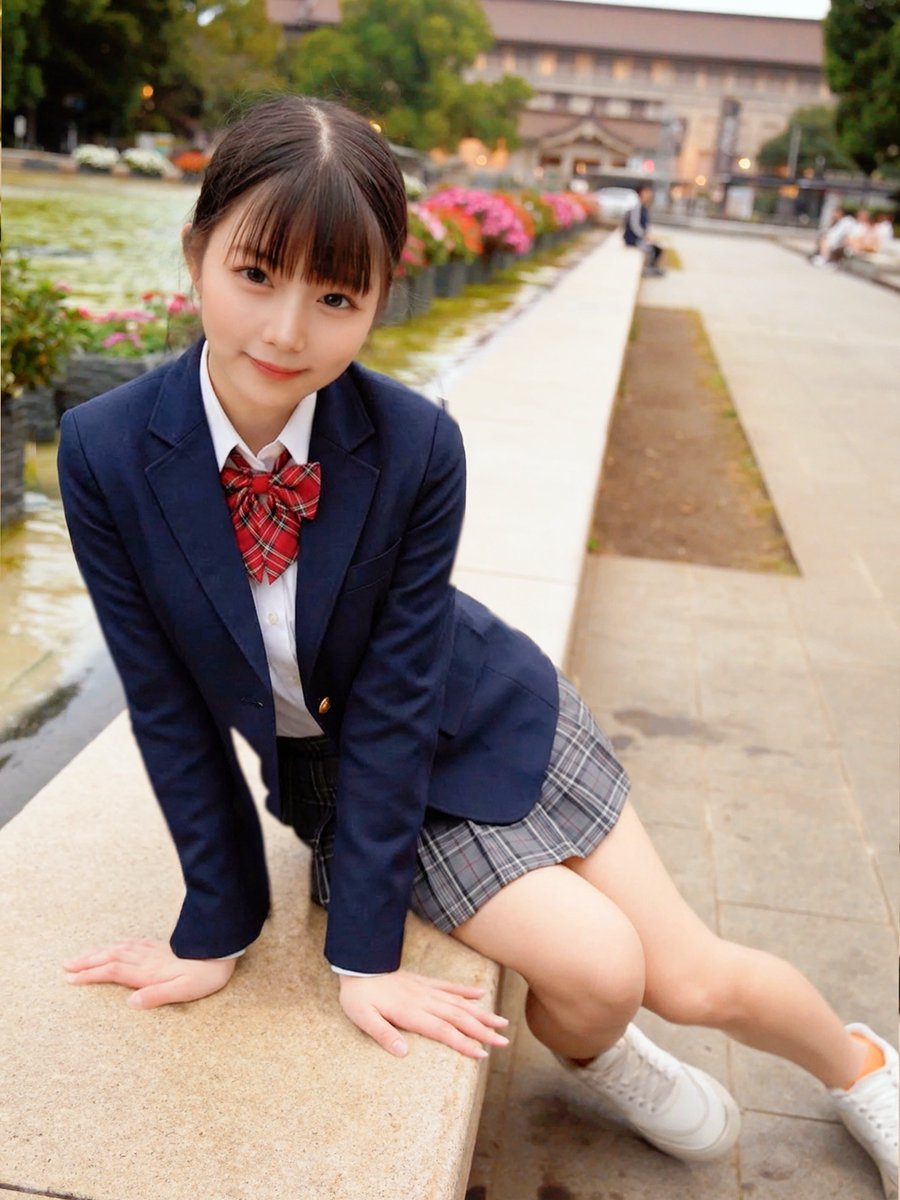 今日は制服気分🫛
似合ってるって、ちゃんと言ってくれる？ https://t.co/nJK96I7BeR