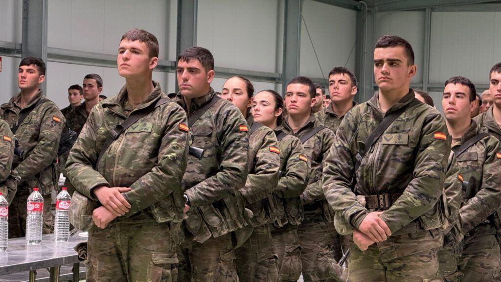 3linconformista's tweet photo. Las Fuerzas Armadas españolas se desangran: desde 2010 han perdido más de 13.000 militares https://t.co/F2j64qw7fm https://t.co/OEYDFvqBdL