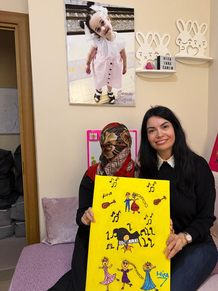 Birkaç gün önce küçük kızımızı ve annesini ziyaret etmek için İstanbul Çekmeköyde ki evlerine gittim. Pembe koltukları vardı. Koltukların pembe olmasını güzel çocuğumuz Hifa istemiş. En sevdiği renk , pembe imiş. Benim de en sevdiğim renk pembe. Hifa İkra'nın öpmekten korktuğum