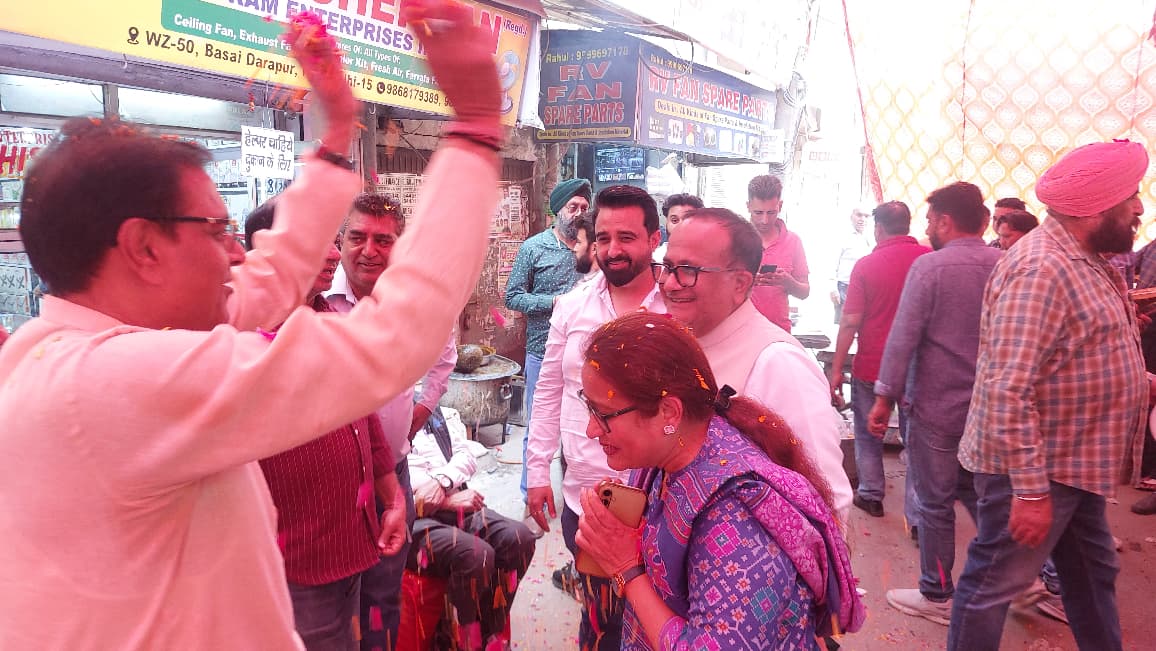 AlkaDhingra2106's tweet photo. 📍 #बसाई_दारापुर

बसाई दारापुर में #फैन_मार्केट_मैन्युफैक्चरर_एंड_ट्रेडर्स _एसोसिएशन द्वारा आयोजित #होली_मिलन #समारोह में शामिल होकर सभी साथियों को रंगों के पावन पर्व #होली की #हार्दिक_शुभकामनाएं दीं। 🌸🎨

आप सभी के जीवन में खुशियों के रंग, समृद्धि और आपसी भाईचारे की मिठास बनी रहे।
@DhingraMunish 
#HoliMilan #FanMarket #Basaidarapur #happyholi2026