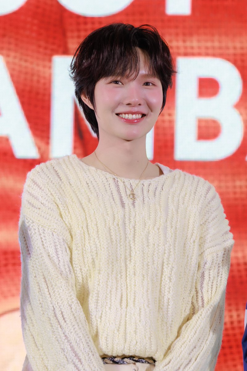 ชอบเมคอัพก็ทรงผมยัยบี๋เมื่อวานมาก ป๊อปมากตีโขทย์ความเป็นซัมเมอร์แตกสุด ๆน้ำปิงกับเมคอัพติดส้มก็น่ารักเข้ากันดีไม่หยอกเยย สีผิวน้องได้ทั้งวอร์มทั้งคูลเลยสดใสน่ารักสะบัด ผิวดีเหมือนได้พักเพียงพอทั้งที่เพิ่งกลับจากมิลานแล้วยังไม่ได้นอนเต็มอิ่มเลยสักวัน ชีเริ่ดเนาะ