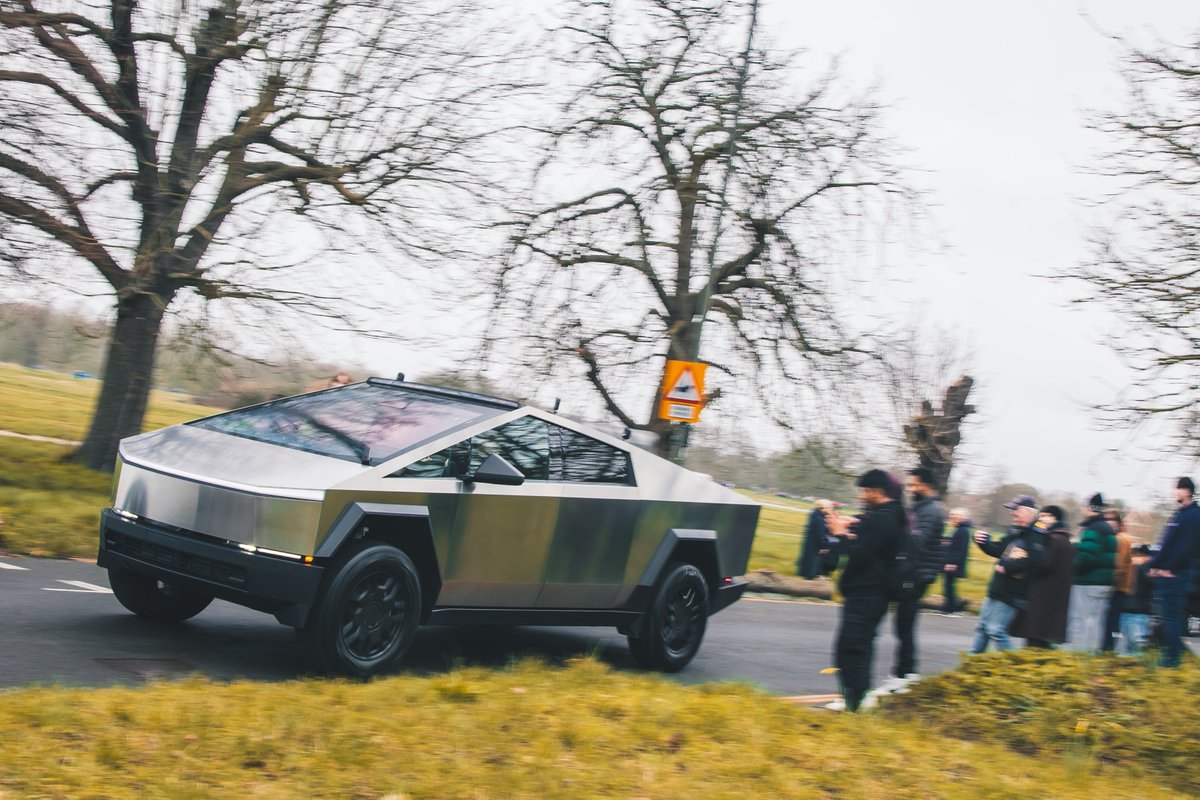 autocar's tweet image. 🚨SPOTTED: Tesla Cybertruck at Southside Hustle in Wimbledon Village. And yes, it's legal. 🫣

The vehicle is taxed, registered, and insured in its home country (the US) making it road legal in the UK for a maximum of 6 months!