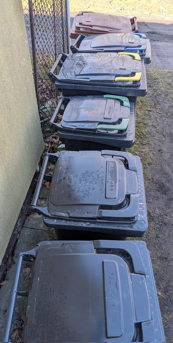 Musím říct, že mít tříděný odpad hned u baráku je fajn.
Ale.
Mít popelnici na plechovky hned vedle parkovacího místa, tak to mi doopravdy posunulo životní úroveň (a snížilo množství plechovek pod sedadly😅🤣