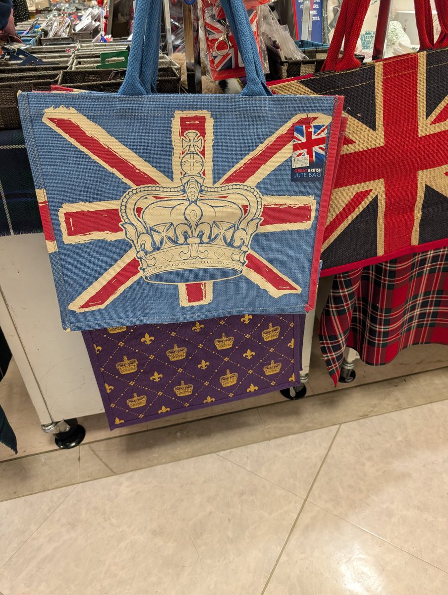 東急百貨店吉祥寺店英国展に出店中💂

新商品🇬🇧クラウン柄のジュートバッグ

◼︎東急百貨店吉祥寺店８階催物場
◼︎2月26日（木）〜3月4日（水）
◼︎10時〜20時※最終日は17時まで

#東急百貨店吉祥寺店 #英国展 #ブリティッシュライフ #ジュートバッグ #イギリス雑貨