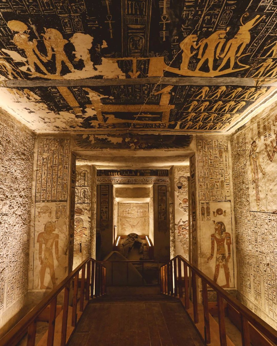 🏺 Firavunların Ebedi İstirahati: Krallar Vadisi, Mısır

 Antik Mısır’ın en güçlü hükümdarları, sonsuzluk yolculukları için tam da burayı seçti. Krallar Vadisi, Yeni Krallık dönemine ait firavunların mezarlarının bulunduğu, dünyanın en etkileyici arkeolojik alanlarından biri.