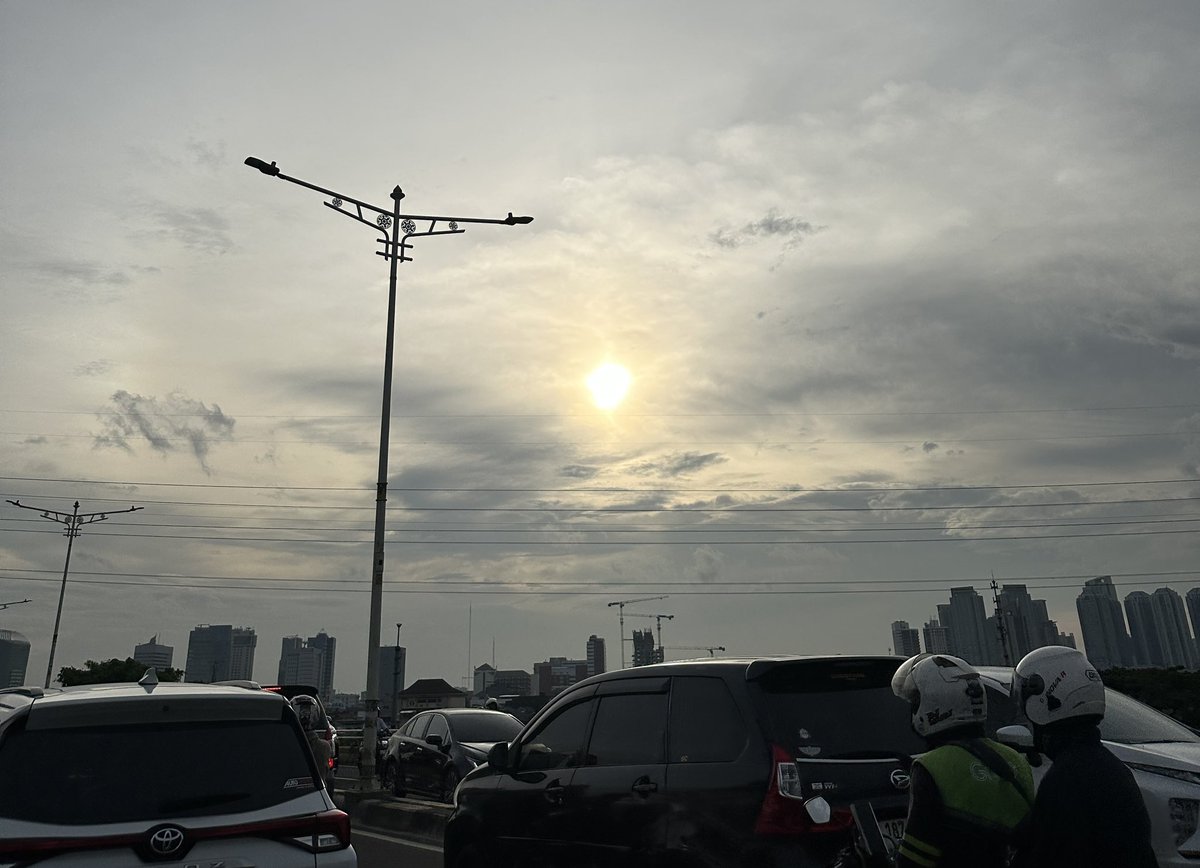 pulang kerja cuaca cerah dan masih bisa liat matahari. alhamdulilah puji Tuhan🤲🏼

hal-hal sederhana yang patut disyukuri. karena kalo ngeluh terus, jadi kufur nikmat
