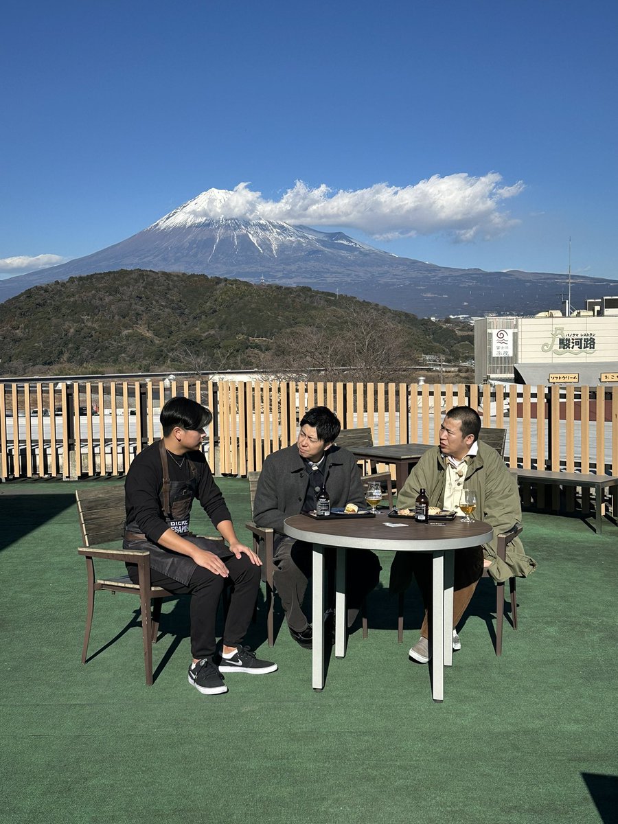 あす3/4(水）は
#コットンCLUB☁️

静岡のサービスエリアが超楽しい‼🚗
フードコートが仰天リニューアル✨
爆買い必至‼最強おみやげ🎁

やばいねぇ🧑‍🦲お楽しみに🙌

📢コットンCLUB &amp;ペコリーノは、Huluで見逃し配信をしています！詳しくはまるごとHPへ💻県外の皆様もぜひお楽しみください

#まるごと