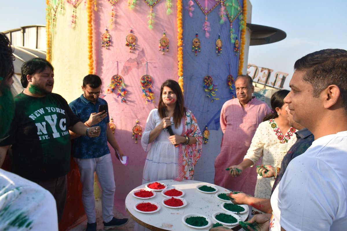 gxgroup_eu's tweet photo. Celebrating colors with our vibrant team! 🌈✨
Holi reminds us that true strength lies in unity, positivity, and the bonds we share beyond work.

#HoliCelebration #TeamSpirit #WorkplaceCulture #GXGroup https://t.co/bS8zM38INy
