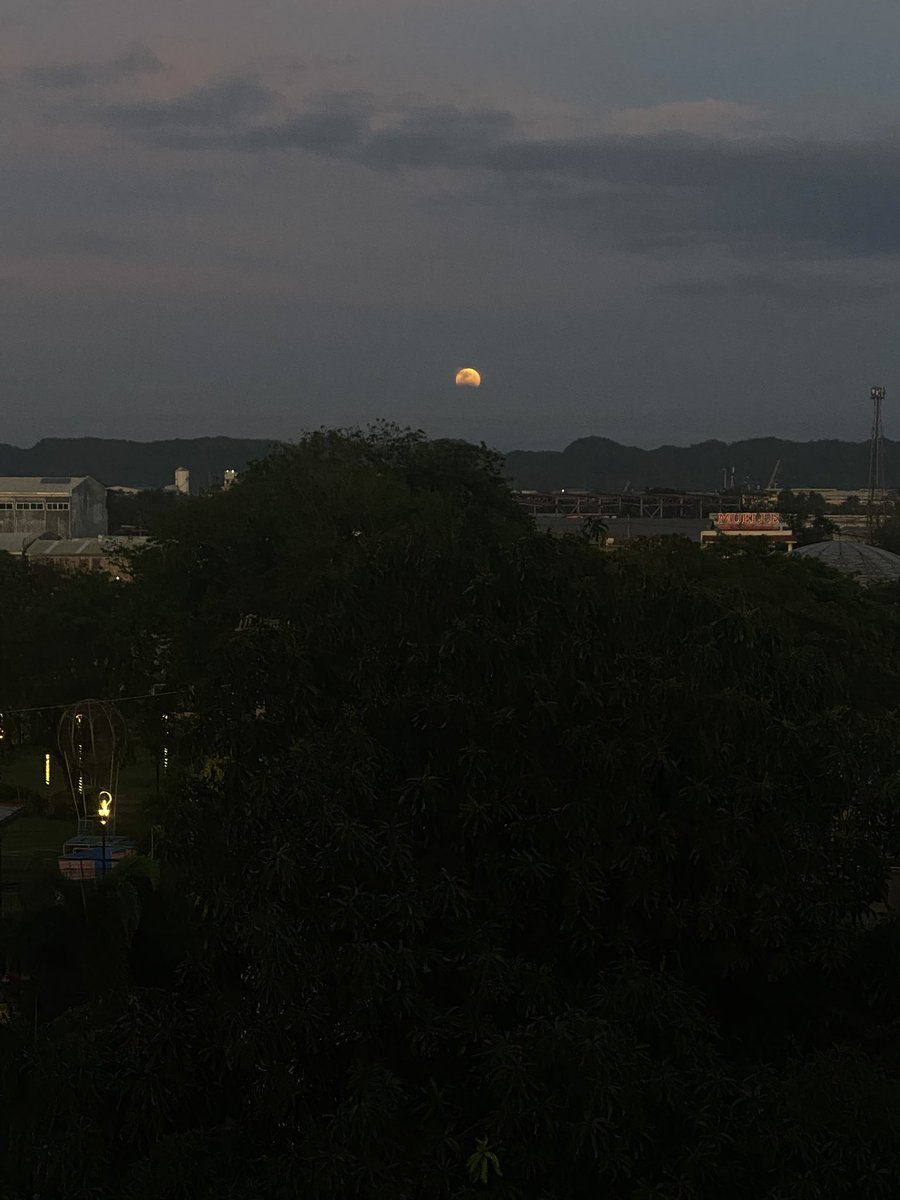 13thlostsoul's tweet photo. Patiently waiting for the lunar eclipse at SPHI. https://t.co/bjMCeYARFM