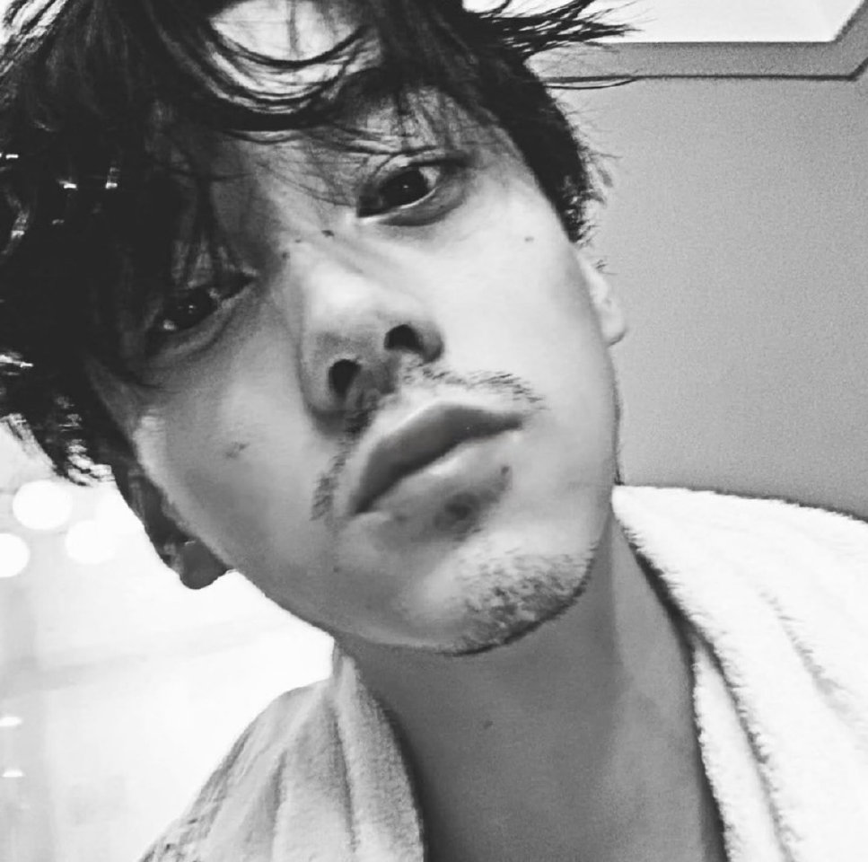 Tian Xuning with stubble, we barely get this version of him so this is the limited edition version. so save it frame it