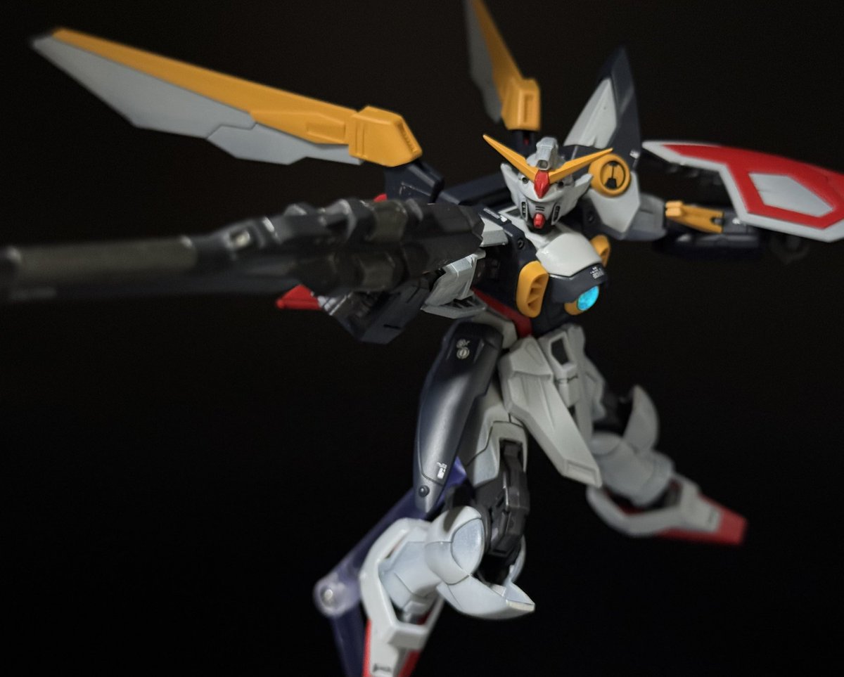 EGウイングガンダム
ランナー塗装初挑戦だったんですが、塗りムラ確認やゲート跡のリタッチが無理だ〜

 #ガンプラ