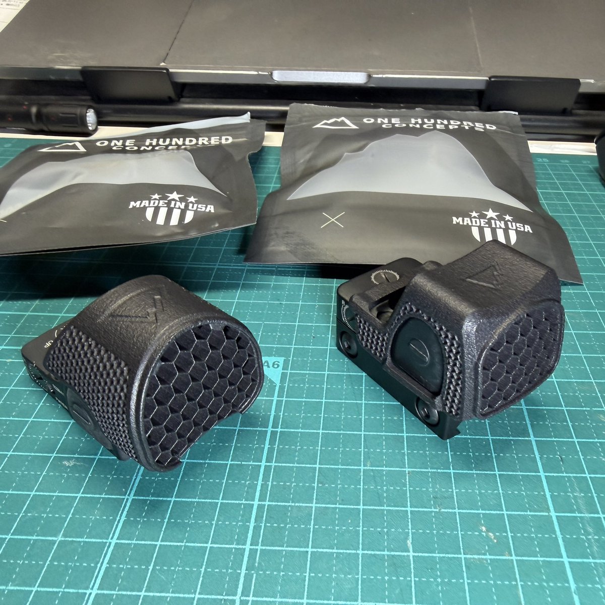 uganda_'s tweet image. ONE HUNDRED CONCEPTSのHEXCAP着弾。Trijicon SRO（実物）は問題なく装着できたが、RMRはエボギアとHW、DMAGのレプリカしか持っていないのでそれぞれ試した結果、DMAG以外は装着出来なかった。こんなところでもDMAGの再現性の高さが証明された。 #onehundredconcepts #hexcap #trijicon #dmag