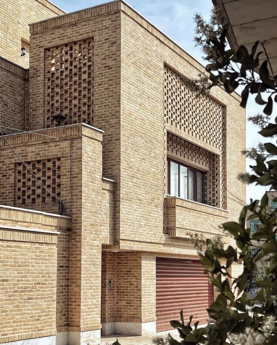 vangeorgh's tweet photo. The attention to detail with Iranian brickwork 🧱 >>> https://t.co/p6c6ZPxlK6