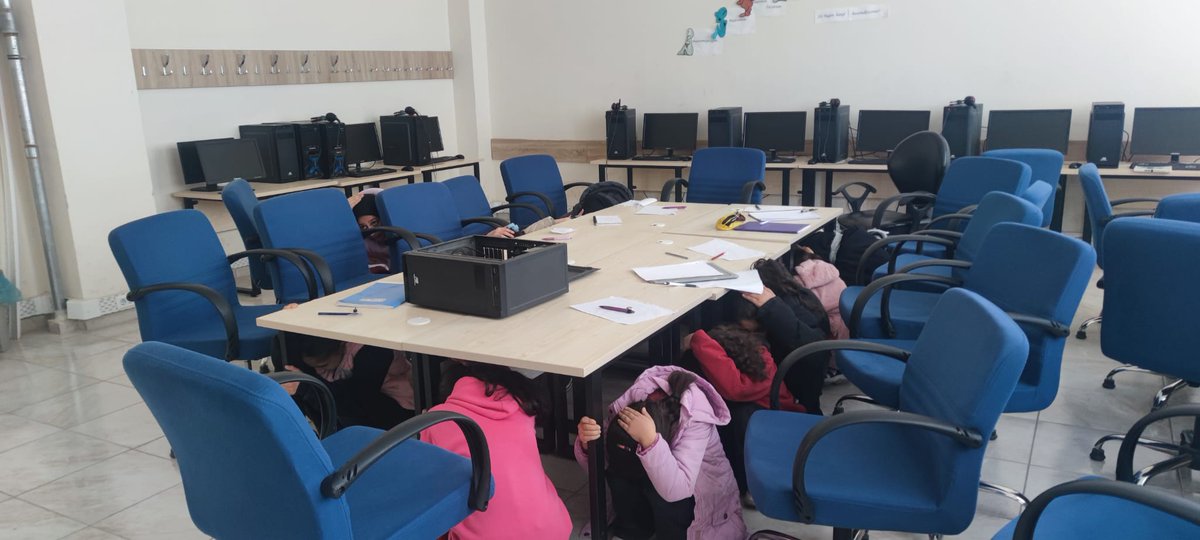CinarKizAnadolu's tweet photo. Okulumuzda olası bir deprem anında neler yapılmalı , deprem nedir , neden oluşur, deprem sonrası neler yapılmalı gibi konular işlenerek ardından başarılı bir şekilde tatbikat düzenlendi. 
@tcmeb @Diyarbakirmem @sadoglu_salih @Z_Erdogan53 @ysf_gzl_ @mebcinarmem https://t.co/C74jlHcwlq
