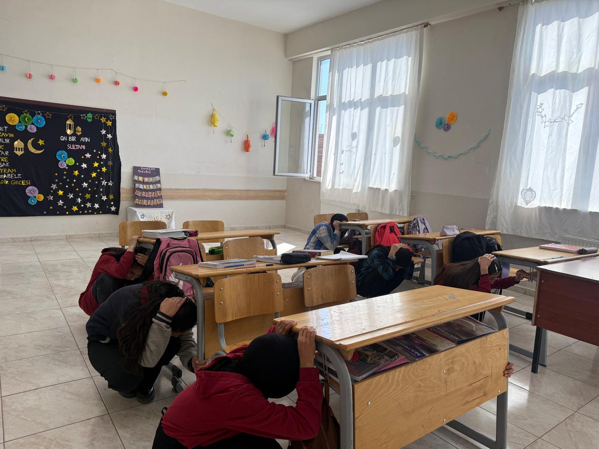 CinarKizAnadolu's tweet photo. Okulumuzda olası bir deprem anında neler yapılmalı , deprem nedir , neden oluşur, deprem sonrası neler yapılmalı gibi konular işlenerek ardından başarılı bir şekilde tatbikat düzenlendi. 
@tcmeb @Diyarbakirmem @sadoglu_salih @Z_Erdogan53 @ysf_gzl_ @mebcinarmem https://t.co/C74jlHcwlq