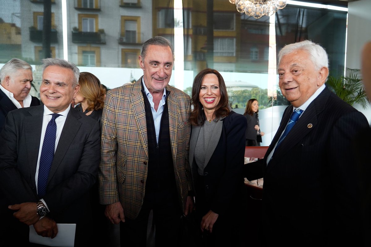 #Andalucía ahora es una tierra 
que avanza, que progresa y que lidera gracias al Gobierno de <a href="/JuanMa_Moreno/">Juanma Moreno</a>, y así lo he traslado hoy en el desayuno organizado por <a href="/camaradesevilla/">Cámara de Comercio de Sevilla</a>.

Gracias por la invitación y al alcalde de <a href="/jlsanzalcalde/">José Luis Sanz</a> por su cariñosa presentación.