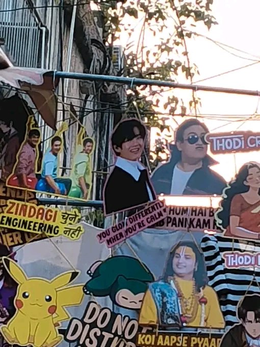 ARIANA WHAT ARE YOU DOING THERE???!!