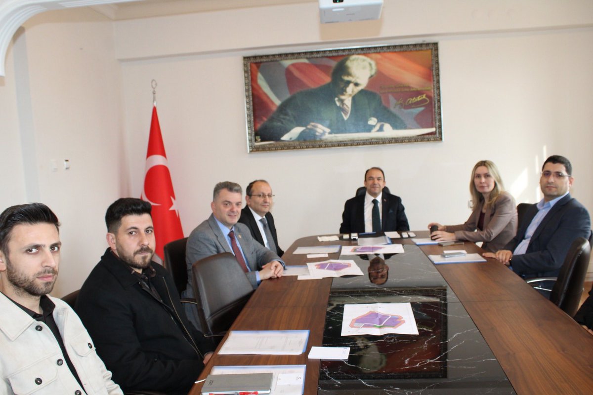 Sayın Kaymakamımız Mehmet Uğur ARSLAN başkanlığında Sayın Vali Yardımcımız Selda DURAL, Sayın Vali Yardımcımız Yusuf İZCİ, Sayın Vali Yardımcımız Asalet KARABULUT ve Sayın Belediye Başkanımız İshak SARI'nın  katılımları ile Karasu OSB Yönetim Kurulu toplantısı gerçekleştirildi.