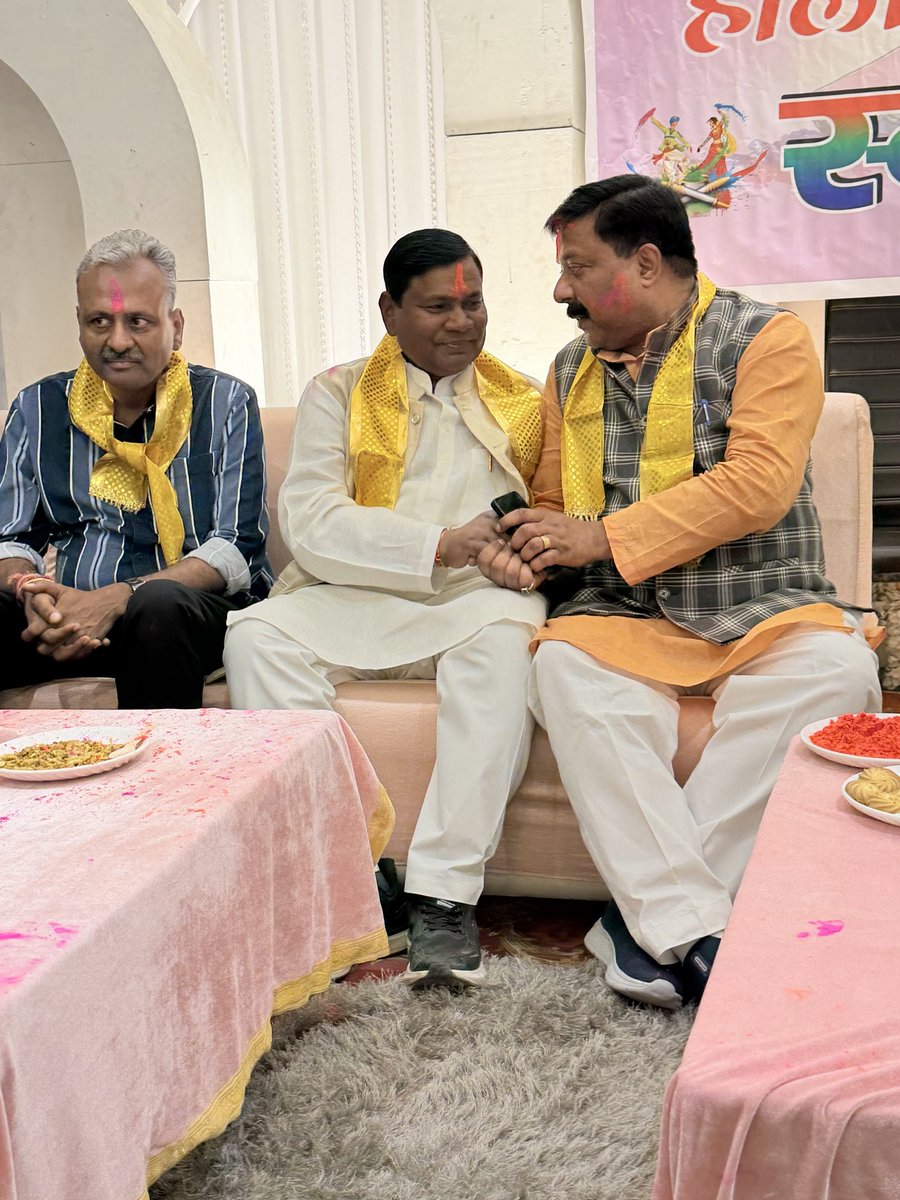 आज इलैक्ट्ररनिक मीडिया जर्नलिस्ट एसोसियेशन  Tha king's Hotel Bareilly में सभी सम्मानित जनप्रतिनिधियो के साथ होली मिलन समारोह में पहुंचकर हार्दिक शुभकामनाएं प्रेषित की ।
#MYogiAdityanath #रंगोत्सव #drdcverma_mla #kesavprasadmaurya #BJPUttarPradesh #NarendraModi