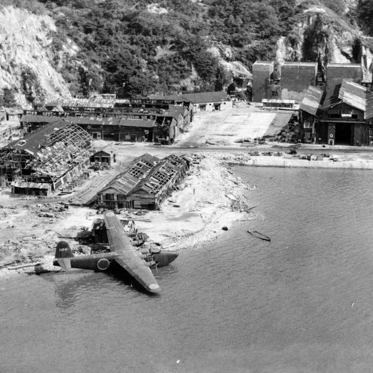 こんばんは、新米編集のヒガです🙌
二式大艇といえばやはり水辺のイメージですよね！
私はこの写真の雰囲気が大好きなのですが、
実は #スケールアヴィエーション 最新号にも水ダイオラマ作例を掲載してるんですよ‼️
ぜひご覧くださいね！

2026年3月号のご購入はこちらから🛒
amzn.asia/d/041UjG8B