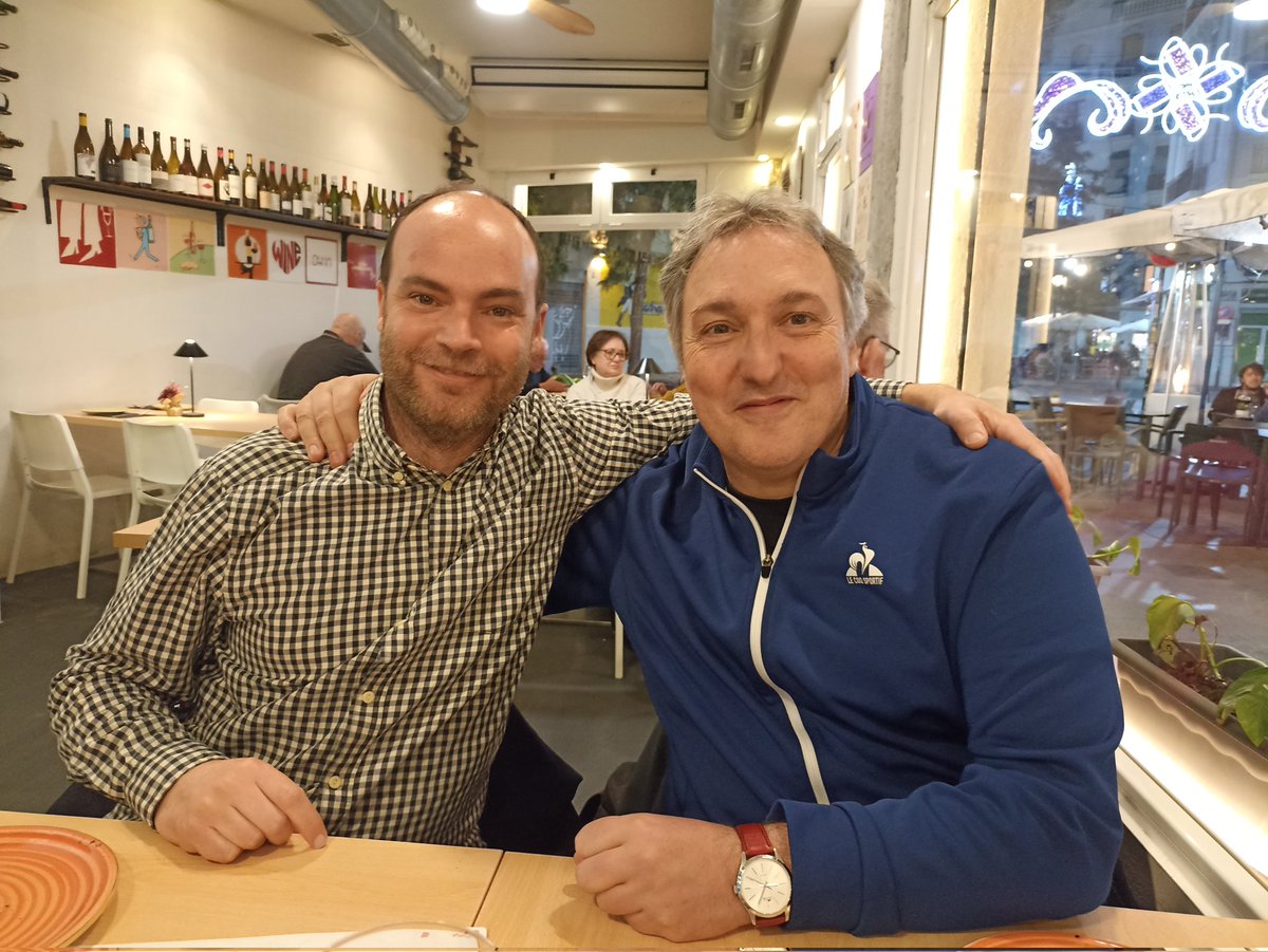 herberet's tweet photo. Uno de los regalos de la vida es poder conocidir con un autorazo como Carlos Zanon y tomar algo con el al finalizar la presentación. 
Su nuevo libro #ObjetosPerdidos es súper recomendable https://t.co/i6kHxHfct8