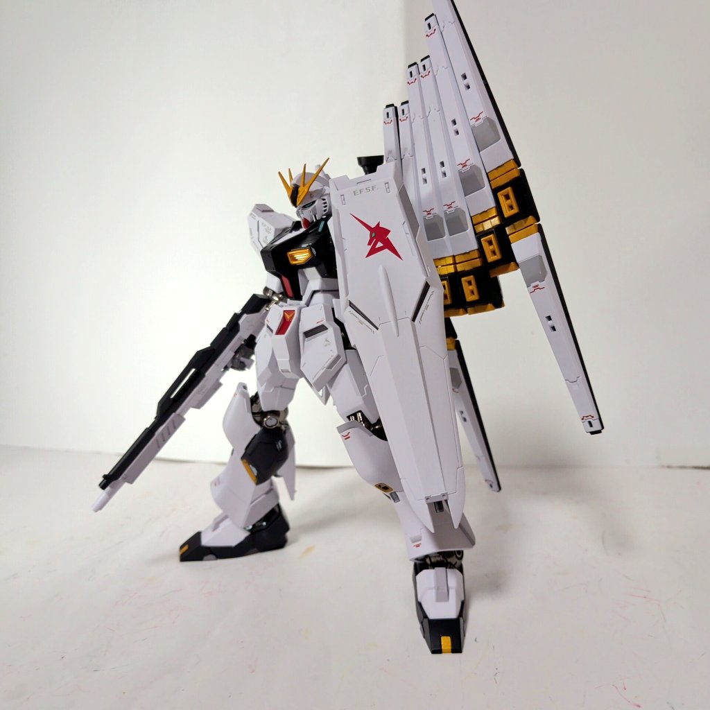 なんでνガンダムのファンネルは左寄せになってるのか⁉️