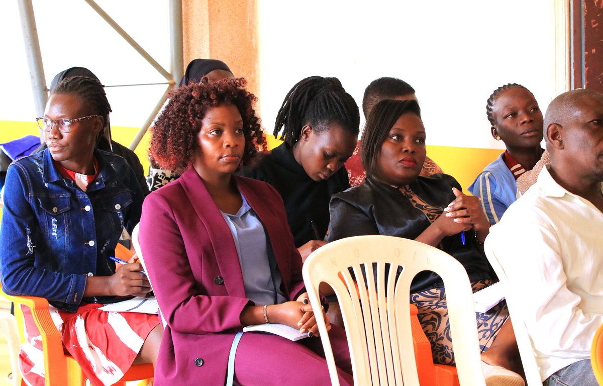 IOM_Uganda's tweet photo. @Mglsd_UG, together with IOM 🇺🇬 and with support from @FCDOGovUK, are meeting potential migrant workers and their families in Mbale city to guide their decision-making on whether to migrate for work or not— helping them weigh personal factors that may influence this decision. https://t.co/PwDGxtztYd